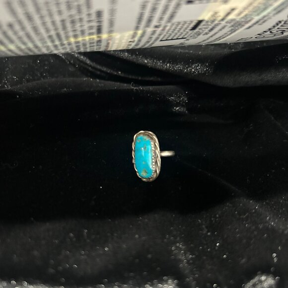 Vintage Sterling Silver and Turquoise Ring - Picture 4 of 7